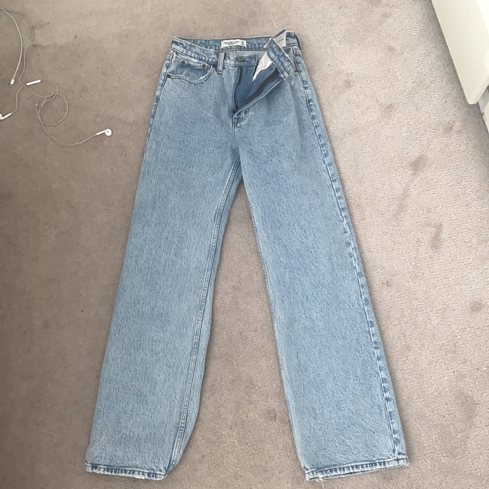 Abercrombie RELAXED high rise straight jeans size 25.
